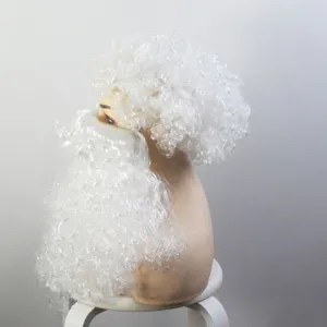 Weisse lockige Santa Peruecke und Bart Set Detailansicht, ideal fuer Weihnachten.
