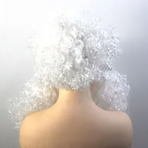 Detailansicht der flauschigen weißen Lockenperücke von hinten, ideal für Weihnachtsfeiern.