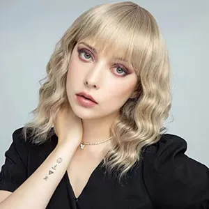 Détail en gros plan d'une perruque blonde courte ondulée avec frange et texture naturelle.