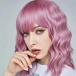 Détail de perruque courte ondulée rose montrant une texture douce, boucles et jolie frange.