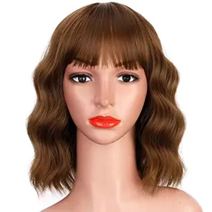 Courte perruque marron ondulée avec frange bob cheveux synthétiques duveteux longueur d'épaule.