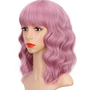 Détail de perruque courte rose ondulée avec frange douce et boucles texturées sur présentoir.