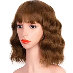 Perruque courte ondulée marron avec frange, cheveux synthétiques bouclés longueur épaule.