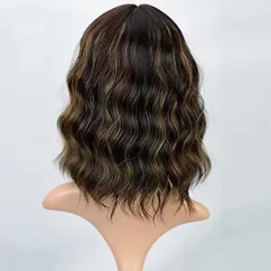 Vue détaillée de perruque bob courte ondulée montrant la texture et mèches.