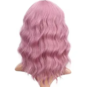 Détail perruque courte rose vague d'eau avec boucles duveteuses et coupe bob longueur épaules.