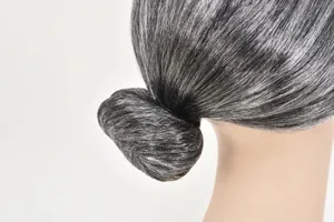Vue détaillée de la perruque chignon cheveux gris de grand-mère, idéale pour cosplay Halloween.
