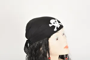 Dettaglio bandana parrucca capitano pirata, foulard nero con teschio per festa di Halloween.