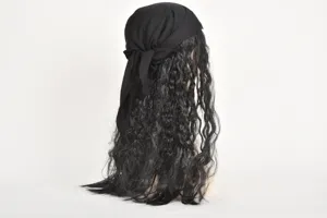 Vista posteriore dettagliata del fazzoletto da pirata nero e parrucca riccia per cosplay.