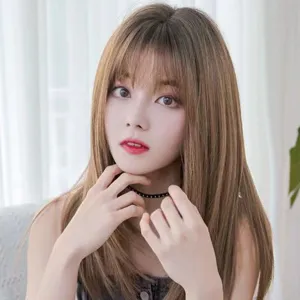 Perruque synthétique longue et lisse naturelle avec une jolie frange tendance en marron.