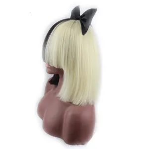 Schwarze und blonde Cosplay Perücke kurzer Bob mit geradem Pony und schwarzer Schleife dazu