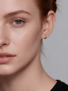 Gouden geometrische gefaseerde oorringen gedetailleerde close-up foto, elegante stijl.