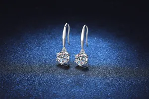 Exquisitos pendientes colgantes de plata S925 con moissanita y detalles brillantes.