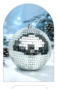 Detailaufnahme einer glitzernden silbernen Spiegelkugel auf Schnee fuer Weihnachtsfeier.