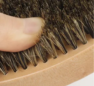 Nahaufnahme Detail der Natur-Wildschweinborsten Bartbürste mit Massivholz Griff Textur.