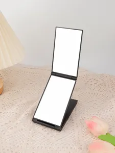 Vista dettagliata dello specchio da trucco pieghevole nero con design compatto e pratico.
