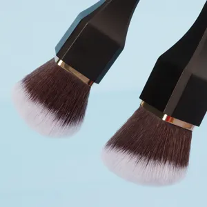 Großer Make-up Puderpinsel mit Spiralgriff, weiche synthetische Borsten für präzises Contouring.