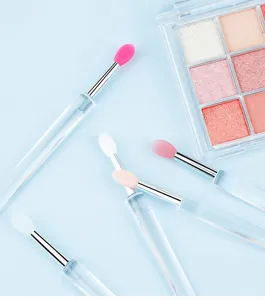 Pinceau à lèvres en silicone cristal avec tête souple pour maquillage et paillettes.