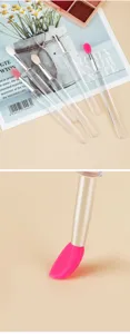 Pinceau a levres en silicone souple pour application precise de rouge a levres.