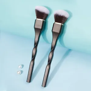 Detailansicht eines großen Make-up-Pinsels mit spiralförmigem Stiel und weichen Borsten.
