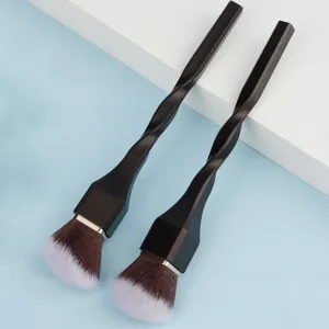 Professionelles Make-up-Pinsel-Detail, großer Puderpinsel mit Spiralgriff im Set, weich