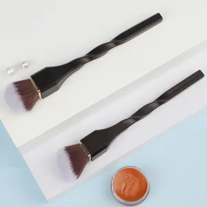Nahaufnahme des Make-up-Pinsels mit Spiralgriff, weichen Borsten und elegantem Design.