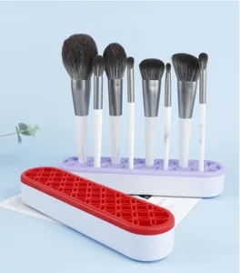 Vista detallada del soporte de secado para brochas de maquillaje de silicio con set pinceles.