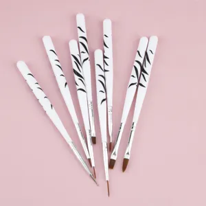 Vista dettagliata del set di 8 pennelli per nail art con manico bianco e motivi neri.
