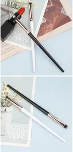 Pennello per labbra professionale con setole morbide e ghiera oro rosa per trucco labbra preciso.