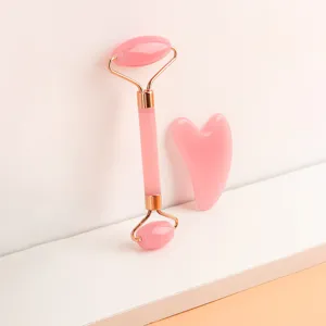 Vista dettagliata del set di rulli di giada rosa e gua sha per massaggio viso quotidiano.