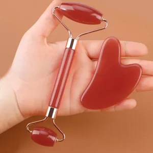 Set di rullo facciale in giada finta rosso e strumento raschiante gua sha per la cura viso
