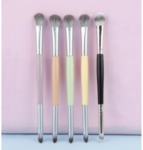 Dubbelzijdige make-up penselenset met vijf kleurrijke handgrepen voor nauwkeurig blenden.