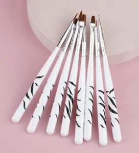 Dettaglio set 8 pennelli per nail art, pennelli professionali per linee e decorazioni unghie.