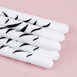 Vista di dettaglio del set di pennelli per nail art con manico bianco e motivi per manicure.