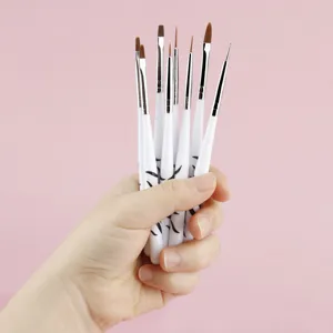 Vista dettagliata del set di 8 pennelli per nail art con manici bianchi e punte.