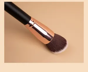 Primer plano detallado del gran pincel de maquillaje angular con cerdas sintéticas.