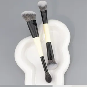 Vue détaillée du pinceau de maquillage double embout, poils souples pour poudre et contour.