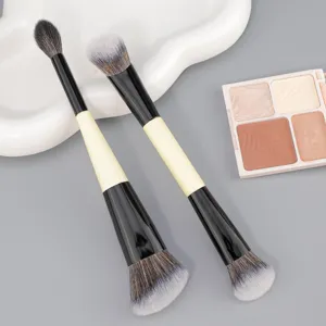 Set de pinceaux de maquillage doubleembout avec poils synthétiques pour poudre et contour.