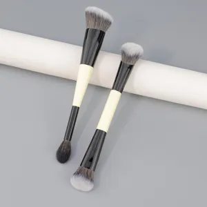 Pinceau de maquillage professionnel a double embout avec poils doux pour poudre et fard.