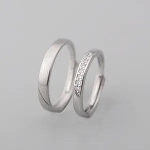 Ensemble de bagues de couple minimalistes, bagues ouvertes mates et serties pour homme et femme.
