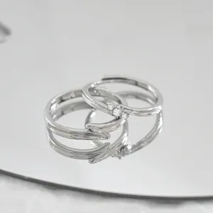 Bagues de couple en argent design ouvert réglable avec petites pierres scintillantes chic.