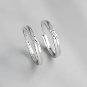 Ensemble de bagues de couple Mobius minimalistes, design entrelacé avec pierre zircone.