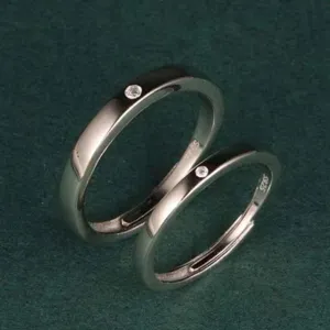 Bagues de couple en argent élégantes avec diamant, design mobius ouvert et minimaliste.