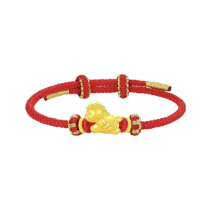 Vista detallada de pulsera roja trenzada del zodiaco caballo con abalorios dorados y nudos.