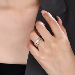 Bagues empilables texturées au design étincelant, bijoux élégants pour femmes modernes.