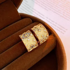 Orecchini a cerchio larghi in metallo testurizzato dorato vintage con strass scintillanti.