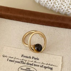 Bague ouverte en pierre d'œil de tigre plaquée or 18k vintage, variante de bijou élégante.