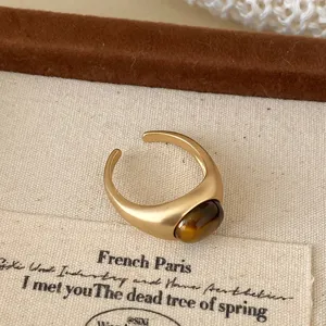 Bague ouverte en oeil de tigre dore or 18k vintage elegante pour femme bijou de mode.
