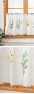 Amerikaanse landelijke stijl kort gordijn met bloemenprint en kleurrijke kwastjes.