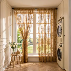 Rideaux en dentelle dorée vintage élégants avec broderie florale délicate pour salon.