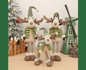 Kerst pluche rendier pop groene stof staand en zittend feestelijke etalage decoratie